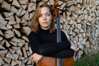 Cellistin Milena Umiglia mit Chello vor Holz